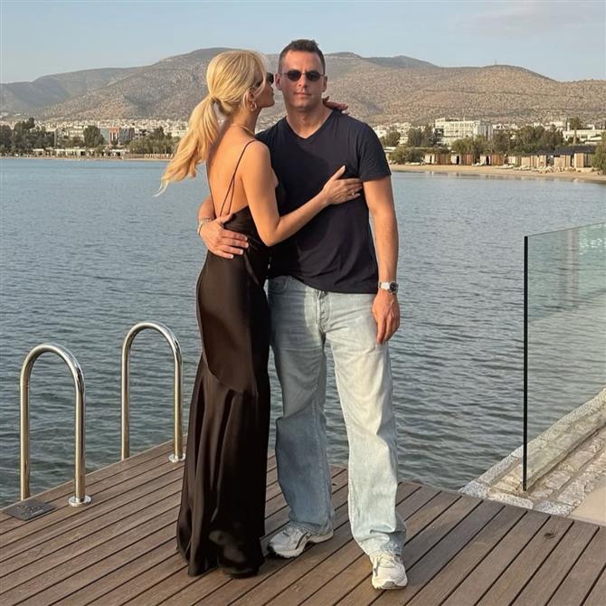 Κατερίνα Καινούργιου: Γενέθλια για τον σύντροφό της, Παναγιώτη Κουτσουμπή - Η ανάρτηση, η εντυπωσιακή τούρτα & το "καυτό" φιλί