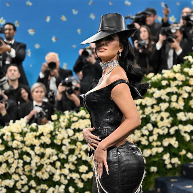 Met Gala: Έξαλλη η Κιμ Καρντάσιαν - Σεκιούριτι της πάτησε το φόρεμα