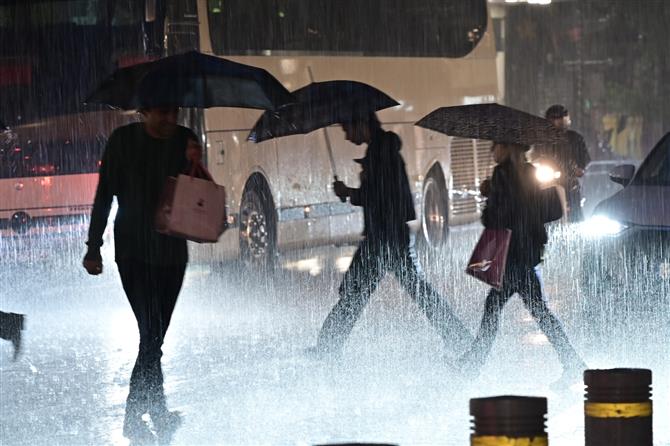 “Κακοκαιρία BYRON” - Αττική: Αποκαταστάθηκε η κυκλοφορία σε Ποσειδώνος και Βουλιαγμένης