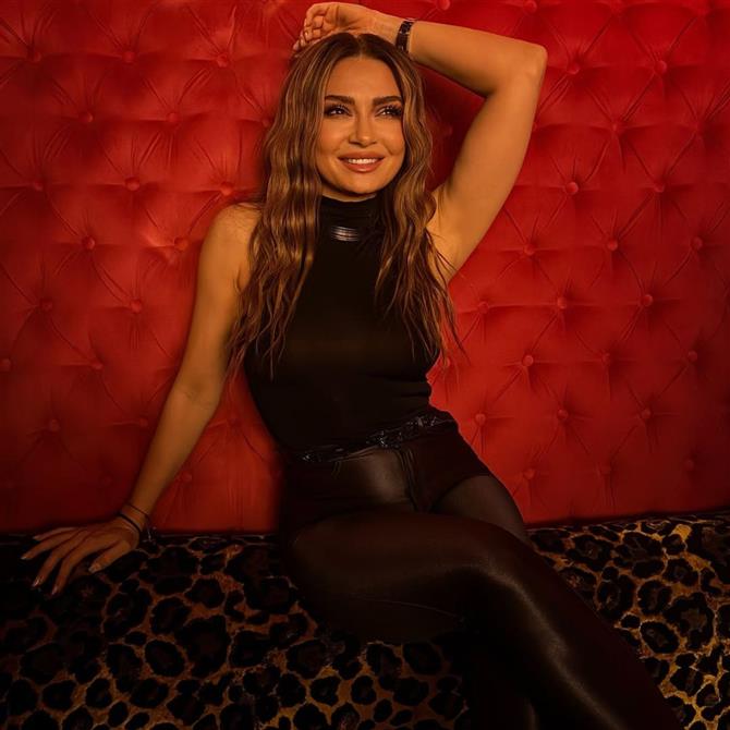 Αποστολία Ζώη: Κυκλοφόρησε το νέο της τραγούδι "Ζήσαμε Μαζί" - Όσα είπε στο FTHIS για το φλερτ, την υποκριτική και την απώλεια των γονιών της