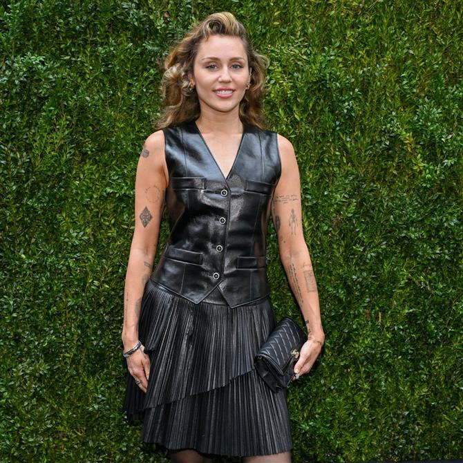 Μάιλι Σάιρους: Η αποκαλυπτική εμφάνιση με διάφανο φόρεμα - Υπέγραψε αυτόγραφα στους δρόμους της Νέας Υόρκης
