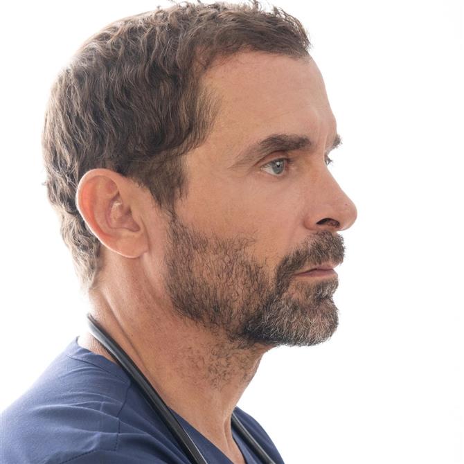 Ο Γιατρός: Κυκλοφόρησε το τρέιλερ για τον νέο κύκλο της σειράς του Alpha με πρωταγωνιστή τον Κωνσταντίνο Μαρκουλάκη