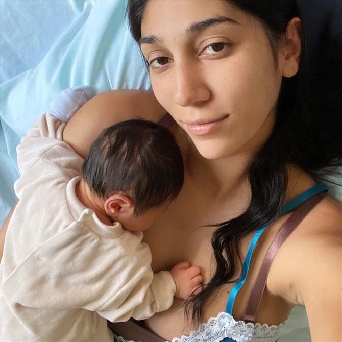 Παρασκευή Κερασιώτη: Εξιτήριο από το μαιευτήριο μετά τη γέννηση του γιου της (φωτογραφίες)
