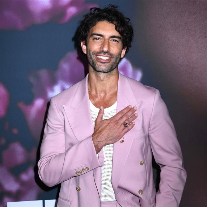 Τζάστιν Μπαλντόνι: Η φωτογραφία με τον ίδιο και την οικογένειά του από ένα υπόγειο την ώρα της πρεμιέρας του "It Ends With Us"