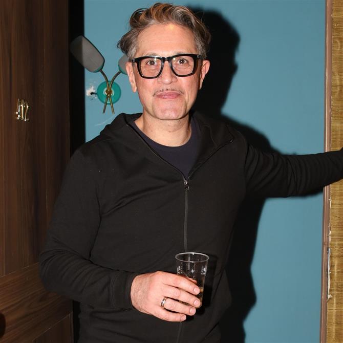 Αιμίλιος Χειλάκης: "Δεν μπορείς να απαγορεύσεις τη σάτιρα και να γελάς με το κακό"