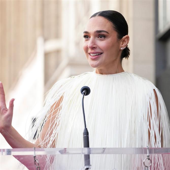 Γκαλ Γκαντότ:  Βραβεύτηκε με αστέρι στη Λεωφόρο της Δόξας & διαδηλωτές διέκοψαν την τελετή λόγω της καταγωγής της (Photos - Video)