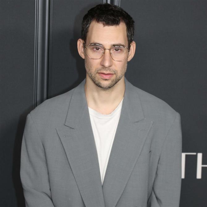 Ντέμι Μουρ: Το viral βίντεο με την αντίδραση του Τζακ Αντόνοφ όταν ανακοινώθηκε ο αποκλεισμός της από τα Όσκαρ 2025