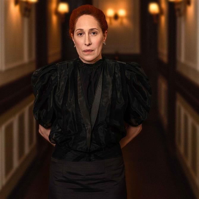 Η Κόρα Καρβούνη αποκλειστικά στο FTHIS: Ο ρόλος στο "Grand Hotel", το θέατρο, ο γάμος της και η φιλία με τον Άγγελο Μπράτη