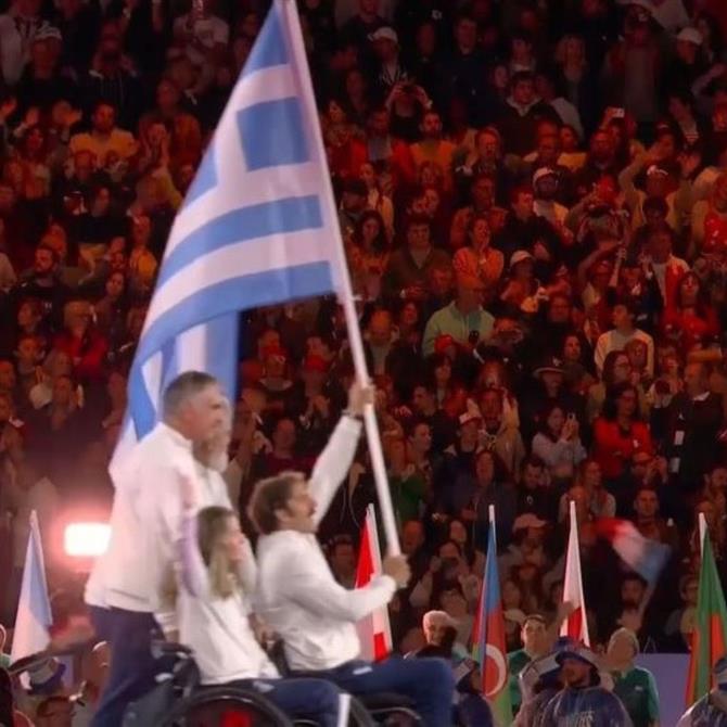 Παραολυμπιακοί Αγώνες: Η είσοδος των Αντώνη Τσαπατάκη και Αλεξάνδρας Σταματοπούλου με την ελληνική σημαία στην τελετή λήξης