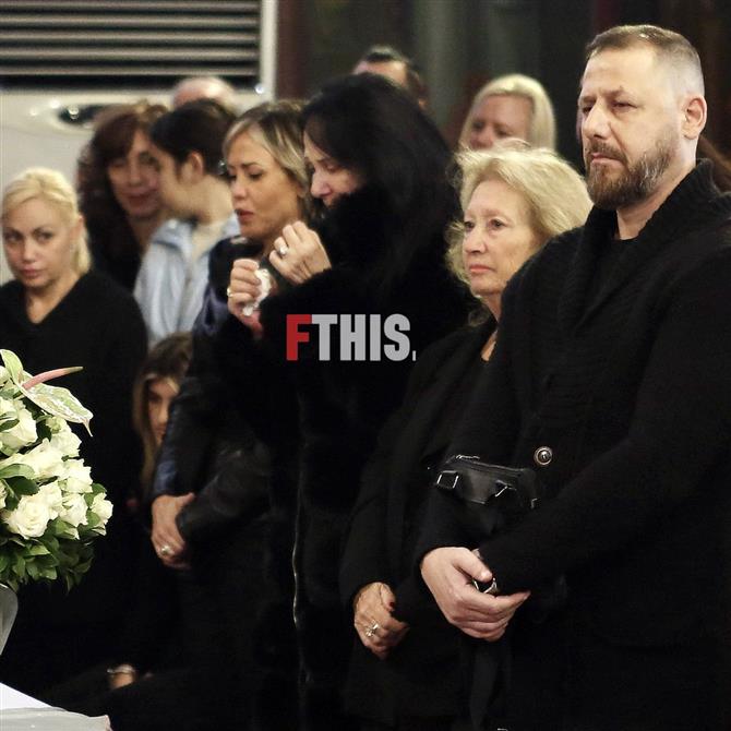 Θλίψη στο ετήσιο μνημόσυνο του Νίκου Φλωρινιώτη: Απαρηγόρητες η μητέρα και η αδερφή του
