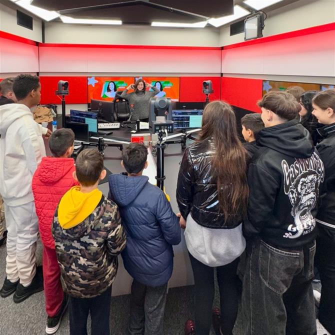 Ο ΡΥΘΜΟΣ 94.9 γιόρτασε την Παγκόσμια Ημέρα Ραδιοφώνου παρέα με τα παιδία από το Ίδρυμα Χατζηκώνστα!