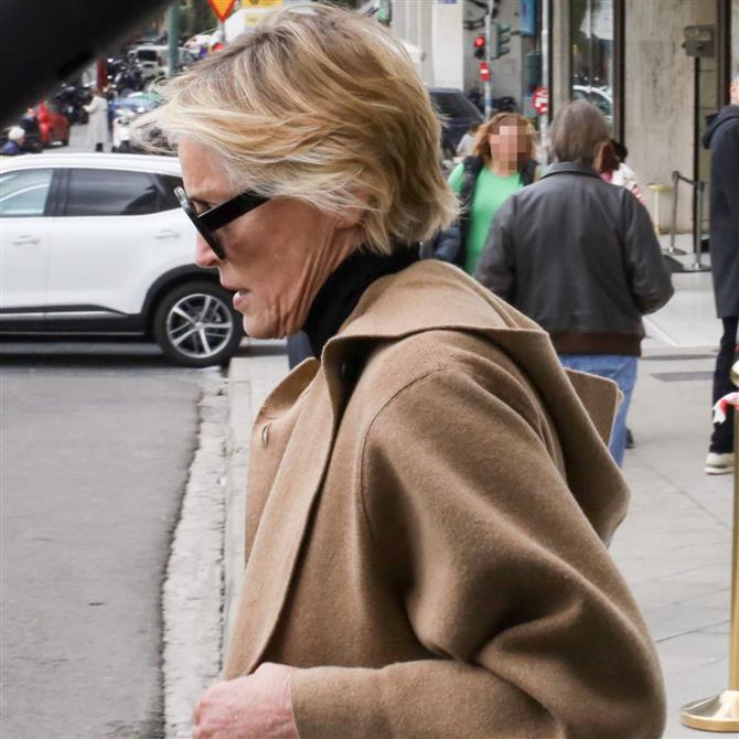 Σάρον Στόουν: Η εμφάνισή της στο κέντρο της Αθήνας (Photos)