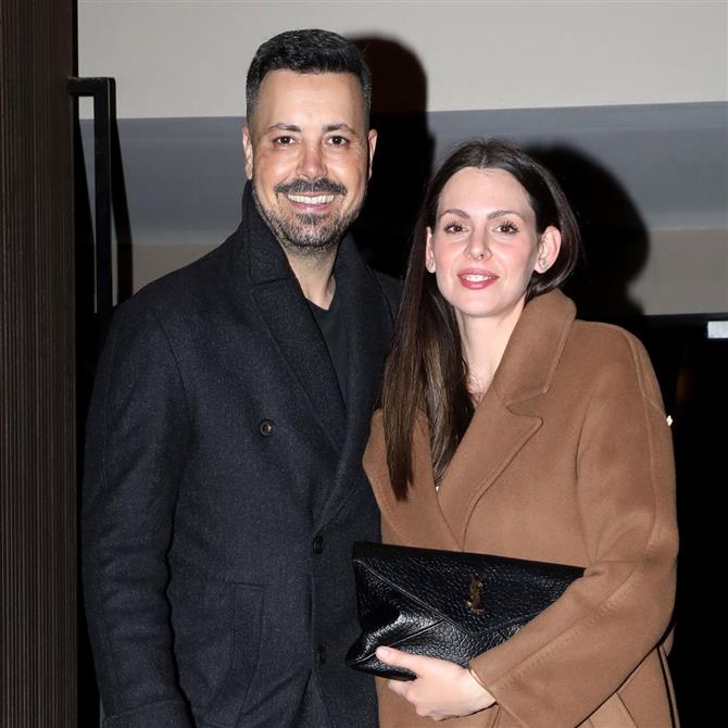 Πέτρος Κουσουλός: Σπάνια βραδινή έξοδος με τη σύζυγό του στα μπουζούκια (Φωτογραφίες)