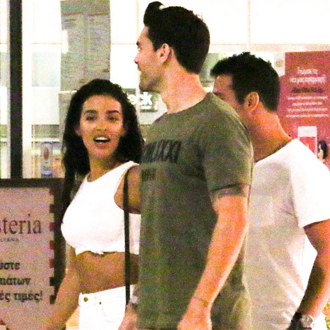 Ελένη Φουρέιρα: Φωτογραφίζει τον Αλμπέρτο Μποτία και τον γιο τους, Ερμή, στην πισίνα