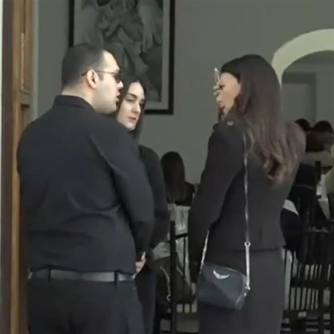 Η Εύη Βατίδου στο μνημόσυνο του Αλέξη Κούγια: "Συνεχίζω μπροστά και δίπλα στα παιδιά μου" - Η στιγμή έντασης με τον γιο της, Χρήστο