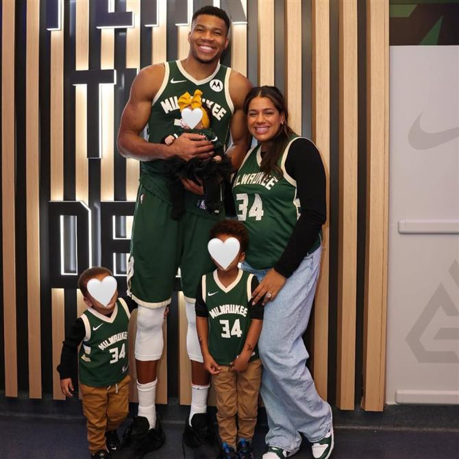 Γιάννης Αντετοκούνμπο: Στην Κρήτη με την οικογένειά του - Ο  χορός πάνω σε σκάφος στις καλοκαιρινές του διακοπές