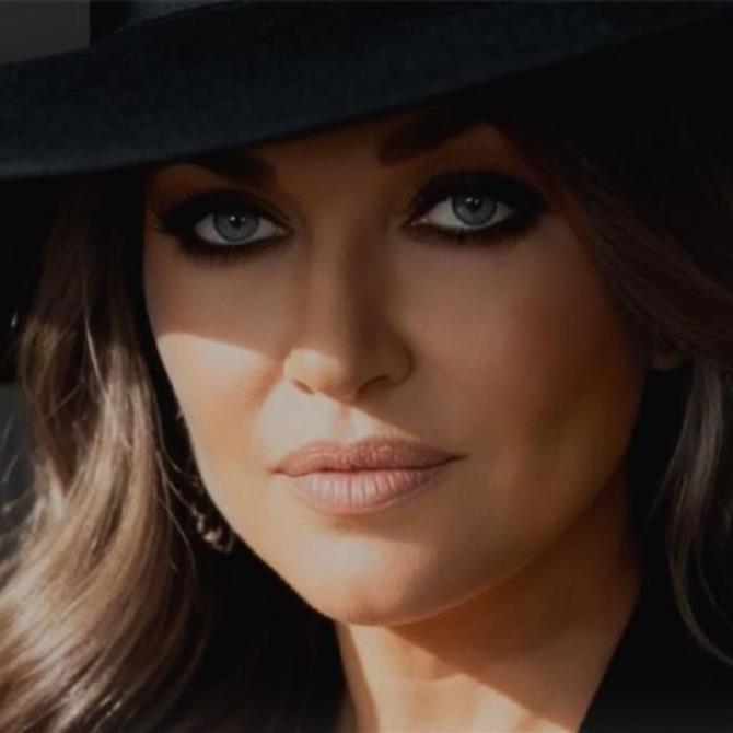 Καίτη Γαρμπή: Γίνεται "Femme Fatale" σ' ένα video με φλερτ και ανατροπές