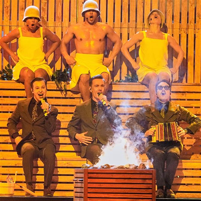 Eurovision 2025 - Τελικός: Η Σουηδία με τους KAJ και τη…σάουνά τους ξεσήκωσαν το κοινό! Είναι το απόλυτο φαβορί