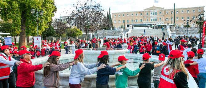 Ο Ελληνικός Ερυθρός Σταυρός απέστειλε ηχηρό μήνυμα εθελοντισμού με 370 μαθητές στην Πλατεία Συντάγματος
