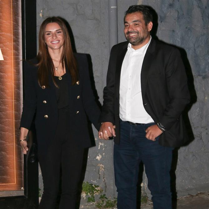 Ελένη Τσολάκη: Οι φωτογραφίες που δημοσίευσε μέσα από το μαιευτήριο μετά τη γέννηση της κόρης της - Ο Παύλος Πετρουλάκης ποζάρει στο πλευρό της