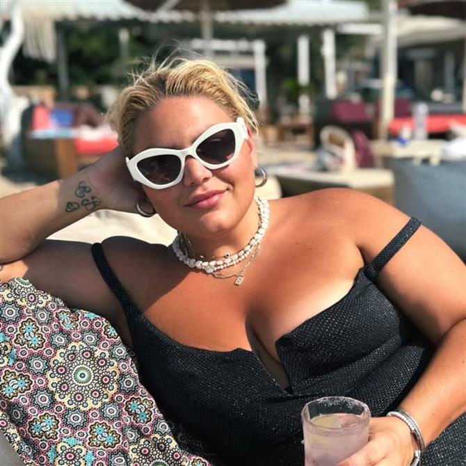 Δανάη Μπάρκα: Με το "in" μανικιούρ της σεζόν - Το χρώμα στα νύχια που πρέπει να κάνεις κι εσύ