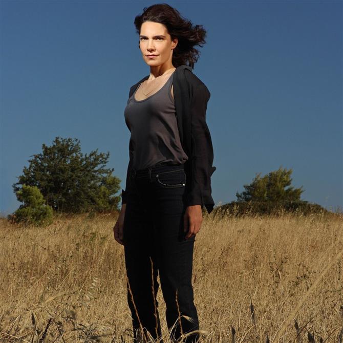 Η Δανάη Σκιάδη στο FTHIS: Ο ρόλος στην "Έρημη χώρα" της ΕΡΤ, ο ηθοποιός σύζυγός της και η συνεργασία με τον Χριστόφορο Παπακαλιάτη