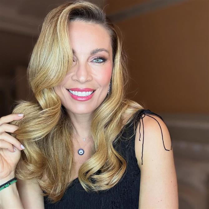 Μαριέττα Χρουσαλά: Το χρώμα στα νύχια της εκτοπίζει κόκκινο & λευκό και είναι ανάμεσα στα trends για το καλοκαίρι 2025