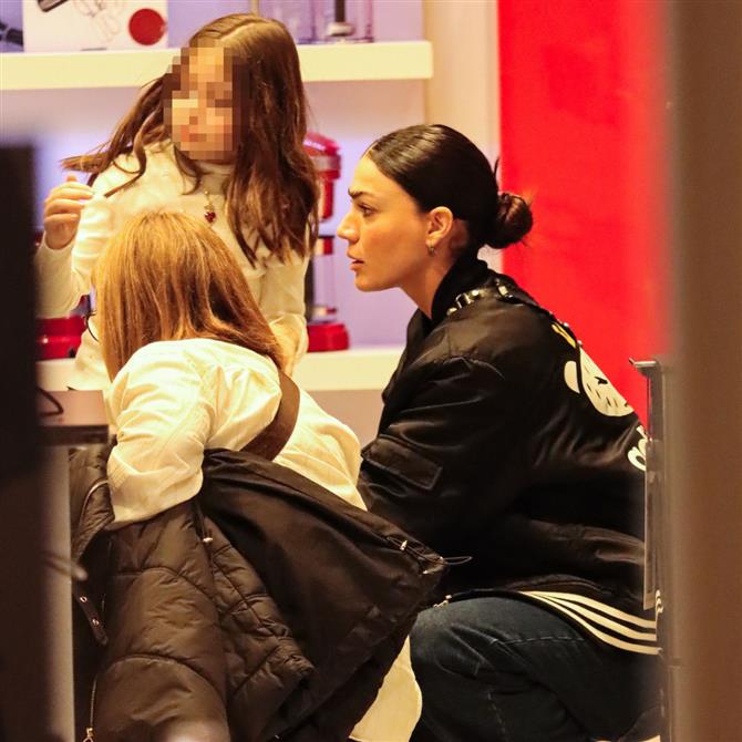 Paparazzi! Ήβη Αδάμου: Βόλτα για ψώνια με την κόρη και τη μαμά της