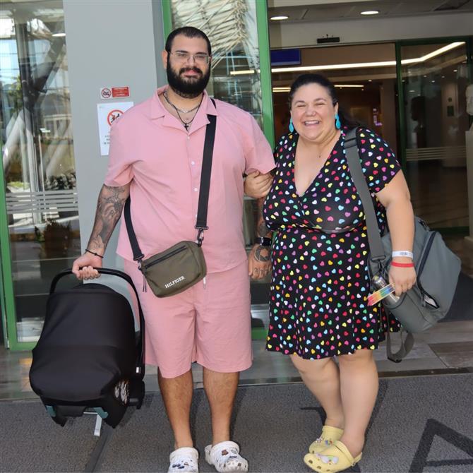 Αφροδίτη Γεροκωνσταντή: Εξιτήριο από το μαιευτήριο με τη νεογέννητη κόρη της - Στο πλευρό της ο σύντροφός της, Τζιμ Γεωργαντής (Photos)