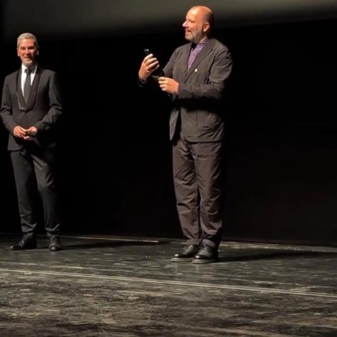 Γιώργος Λάνθιμος: Διάβασε επί σκηνής το ηχητικό μήνυμα που του έστειλε η Έμα Στόουν σε άπταιστα ελληνικά
