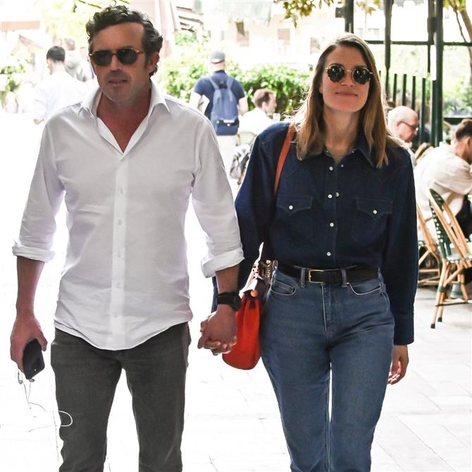 Βίκυ Καγιά για Ηλία Κρασσά: "Επειδή όλο λείπει, όταν βλεπόμαστε, δημιουργούμε μια ωραία συνθήκη για να ξαναγνωριστούμε"