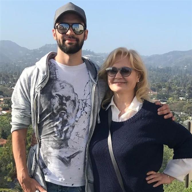 Κωνσταντίνος Μουσούλης: "Ραγίζει" καρδιές ο γιος της Αγγελική Νικολούλη με το "αντίο" στη γιαγιά του