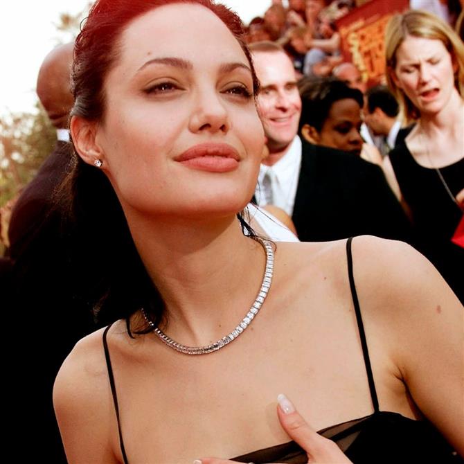 Η Αντζελίνα Τζολί έγινε 50 ετών! Η σχέση της με το χρόνο που περνάει & οι φωτογραφίες από την πολυτάραχη ζωή της