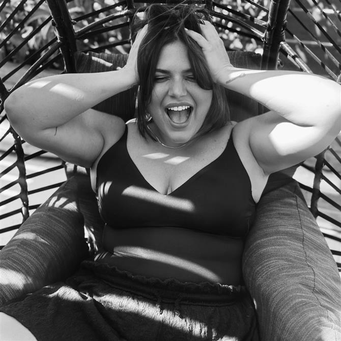 Δανάη Μπάρκα: Δείτε τη να κολυμπάει στα καταπράσινα νερά των Κυκλάδων (Φωτογραφίες)

