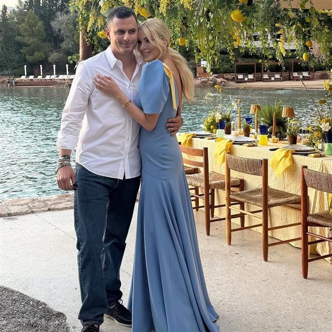 Κατερίνα Καινούργιου: Στην Πάρο με τον μέλλοντα σύζυγο της, Παναγιώτη Κουτσουμπή (Photos)