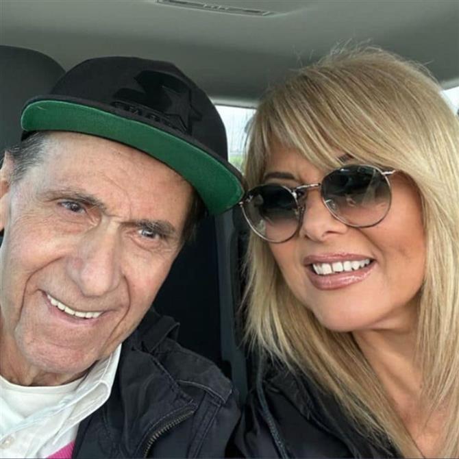 Κώστας Καρουσάκης: Συγκινεί η κόρη του, Ελένη Καρουσάκη, στην κηδεία του - "Μέχρι την τελευταία στιγμή μού έλεγε…"