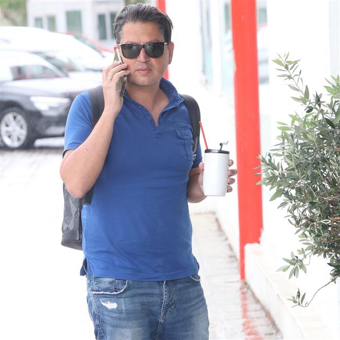 Γιάννης Πουλόπουλος: "Ο ιερέας απαίτησε να ξεβάψουν τα νύχια της μητέρας μου στην κηδεία του αδερφού μου"