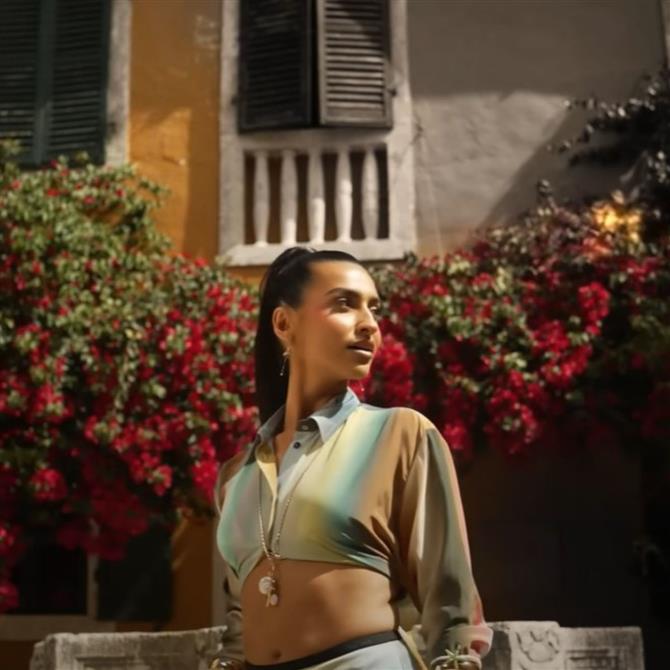Αναστασία: Viral και το νέο της τραγούδι με συμπρωταγωνιστή στο music video τον Στάθη Σχίζα