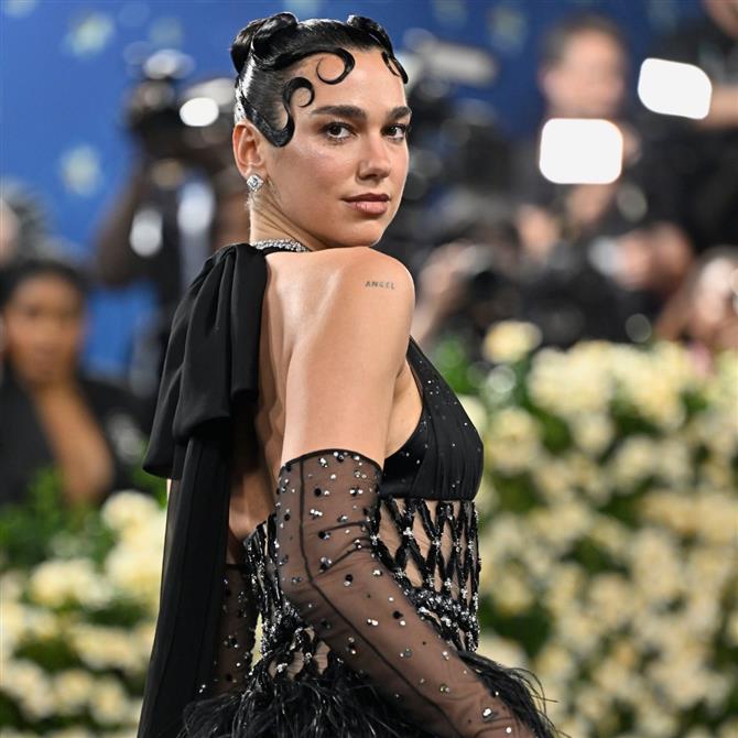 Ντούα Λίπα: Επιβεβαίωσε τον αρραβώνα της με τον Κάλουμ Τέρνερ