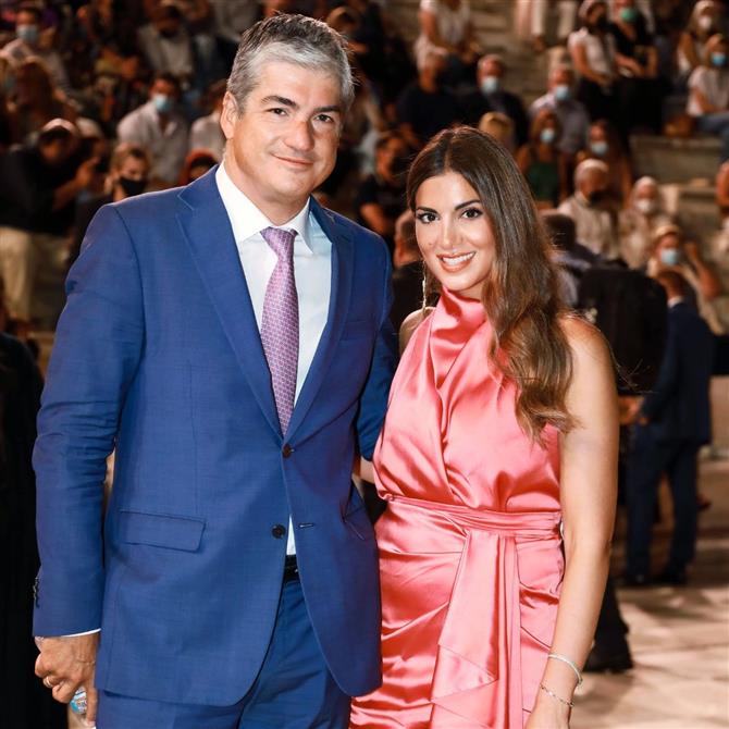 Σταματίνα Τσιμτσιλή: Στην Αρχαία Κόρινθο για το Πάσχα - Η φωτογραφία με τον Θέμη Σοφό