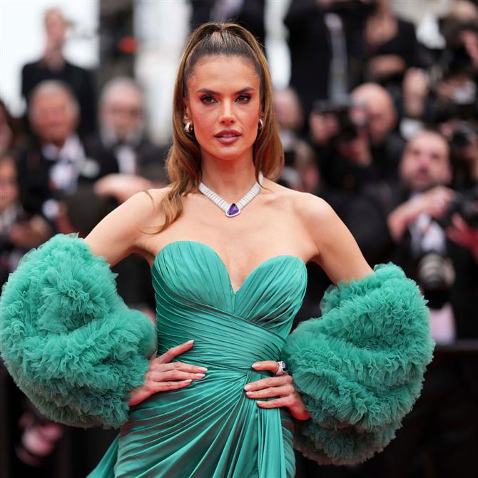 Κάννες 2025: Η εντυπωσιακή εμφάνιση της Αλεσάντρα Αμπρόσιο στο κόκκινο χαλί