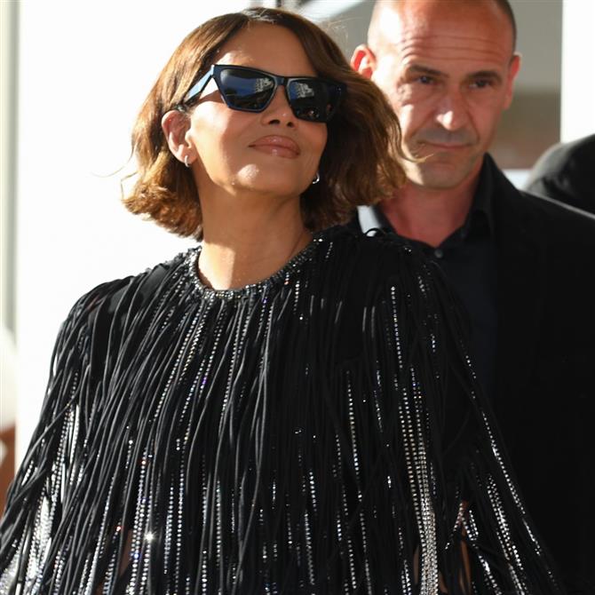 Κάννες 2025: Η εντυπωσιακή εμφάνιση της Χάλι Μπέρι & ο κανόνας που ακολούθησε