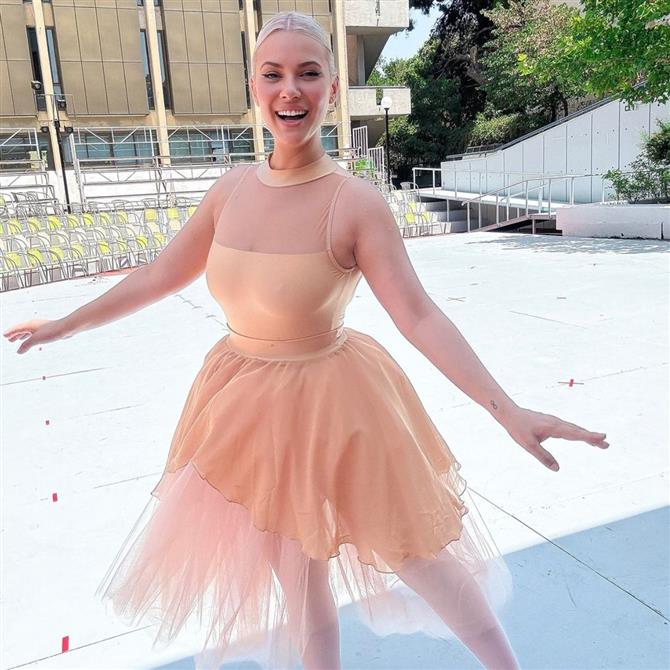 Λάουρα Νάργες: Η φωτογραφία με τον γιο της έξω από το πατρικό της σπίτι στη Γερμανία & η ακόμα πιο αδυνατισμένη σιλουέτα της