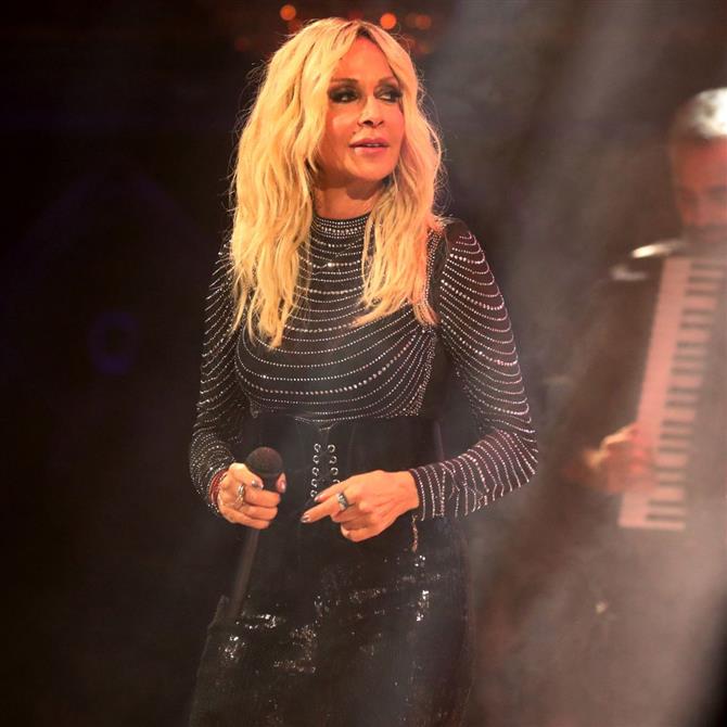 Άννα Βίσση: Δείτε να τραγουδά στην πλατεία Αριστοτέλους με 5 φανς της! Μαζί της ο Νίκος Καρβέλας (Βίντεο)

