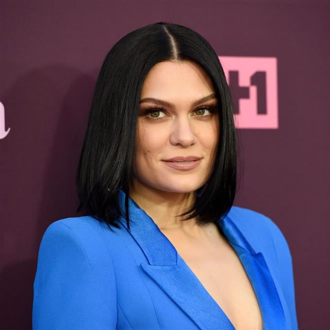 Jessie J: Το δημόσιο μήνυμα λίγο πριν τη δεύτερη επέμβαση για τον καρκίνο του μαστού - "Νιώθω ότι είμαι στη μέση μιας καταιγίδας"
