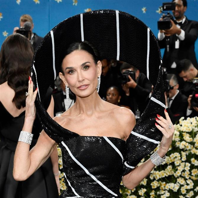 Met Gala: Η Nτέμι Μουρ έκλεψε τις εντυπώσεις με δημιουργία-έργο τέχνης