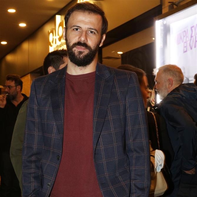 Νίκος Γκέλια: Ο θάνατος που τον στιγμάτισε - "Τον πλάκωσε μια σιδερένια πόρτα, χάθηκε μπροστά στα μάτια μου"