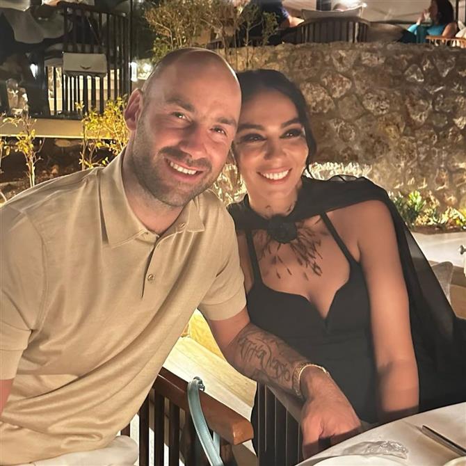 Βασίλης Σπανούλης: Ποζάρει με την τούρτα των γενεθλίων του στην αγκαλιά της Ολυμπίας Χοψονίδου