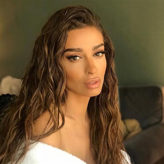 Ελένη Φουρέιρα: Πόζαρε μπροστά από τον καθρέφτη του σπιτιού της φορώντας μόνο το μπουρνούζι της (Φωτογραφίες)

