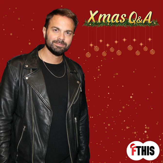 "Xmas Q&A" με τον Ηλία Βρεττό: Ποιο το πρώτο σπίτι που θα πήγαινε αν αντικαθιστούσε τον Άγιο Βασίλη & ποια λέξη θα ήθελε να περιγράφει το 2025;